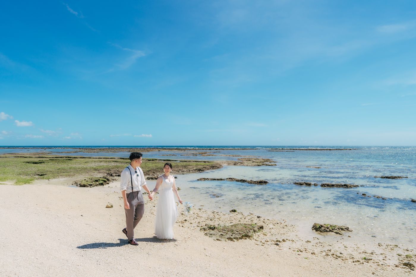 天浜ビーチを歩く新郎新婦